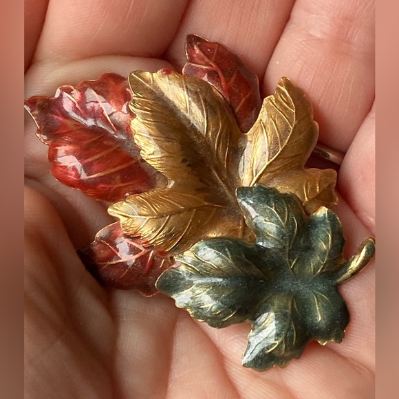Enameled 3 Leaf Gold Tone Brooch - Picture 3 of 6